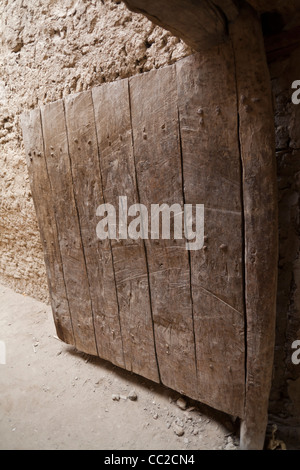 Porta di legno al villaggio storico di El-Qasr a Dakhla Oasis. Western Desert, Egitto Foto Stock