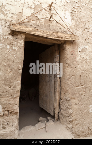 Porta nello storico villaggio di El-Qasr a Dakhla Oasis. Western Desert, Egitto Foto Stock