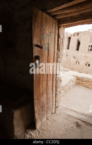 Porta di legno al villaggio storico di El-Qasr a Dakhla Oasis. Western Desert, Egitto Foto Stock