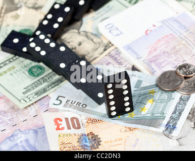 Caduto l'effetto domino sulla sterlina, euro e dollaro banconote che illustra la crisi bancaria Foto Stock