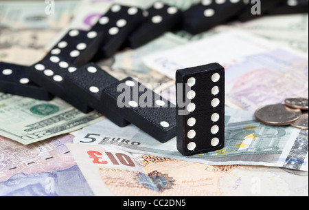 Caduto l'effetto domino sulla sterlina, euro e dollaro banconote - La crisi finanziaria / stock / trading / banking concept Foto Stock