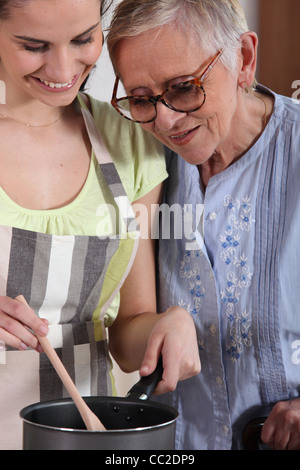 Madre e figlia insieme di cottura Foto Stock