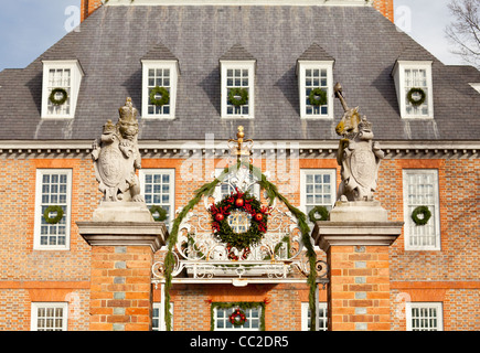 Palazzo dei Governatori o nel palazzo di Colonial Williamsburg a Natale decorato per la stagione Foto Stock