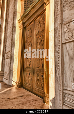 Nel tardo pomeriggio inverno il sole illumina le porte anteriori della corte suprema di Washington Foto Stock