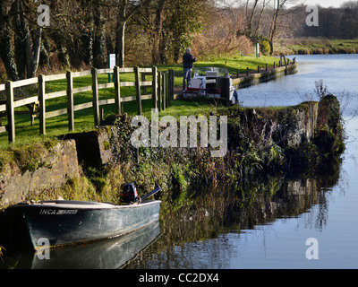 Uomo anziano solo di pesca Foto Stock