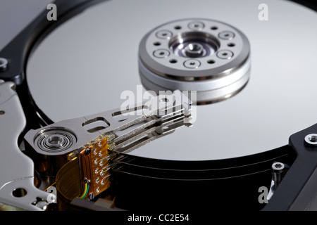 Unità disco rigido interne. Un disco rigido che mostra le teste motrici, platter e mandrino. Profondità di campo ridotta sulle teste motrici. Foto Stock