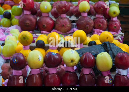 Mele, arance, melagrane e altri frutti esposte a un mercato di strada del Cairo in Egitto Foto Stock