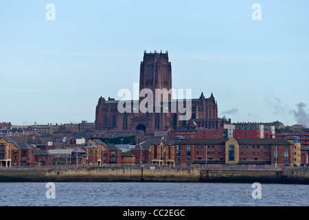 Liverpool waterfront dal traghetto per attraversare il fiume Mersey. Foto Stock