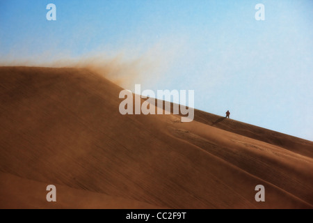 Tempesta del deserto e i viaggiatori solitari. Foto Stock