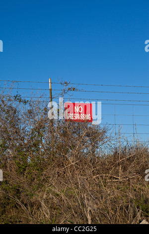 Barbwire recinto con nessun segno di intrusione Foto Stock