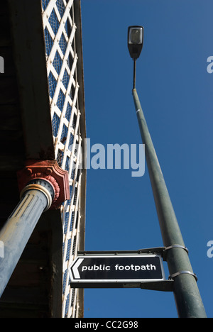 Sentiero pubblico segno adiacente ad una stazione ferroviaria in stile vittoriano passerella in St Margarets, middlesex, Inghilterra Foto Stock