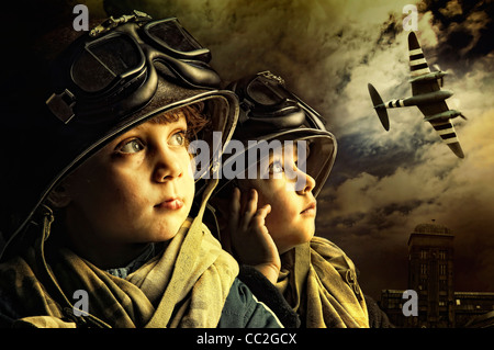 Due giovani ragazzi soldato guardando il cielo Foto Stock