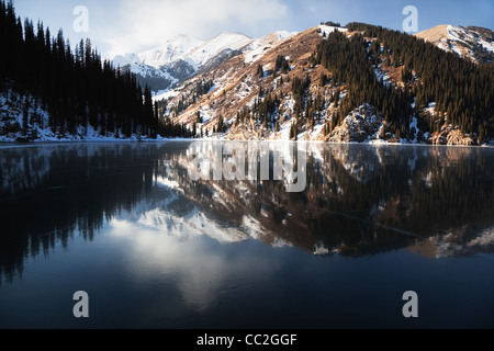 Congelati Kolsay Medio lago nelle montagne Tien-Shan, Kazkahstan Foto Stock