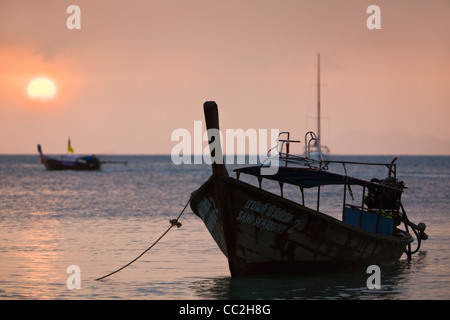 Coda lunga imbarcazioni al West Railay Beach (Hat Rai Leh Ovest). Railay, Krabi, Thailandia Foto Stock