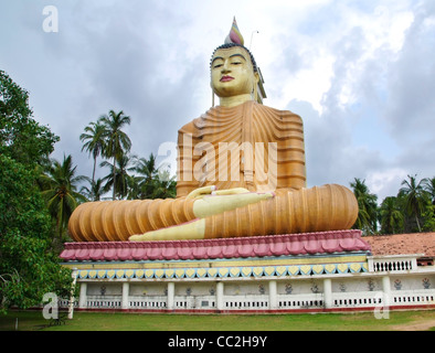 Statua di Buddha nel tempio di Wewurukannala Vihara nella città di Dikwella nel sud dello Sri Lanka è la più grande dell'isola Foto Stock