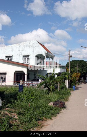 Un tipico rurale casa musulmano sorge su una strada vicino alla Aowalul Hidayah moschea in Chalong Bay, Phuket, Isola, Thailandia. Foto Stock