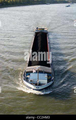 Un cargo nave da carico che trasportano carbone sul fiume Reno, Koln, Renania settentrionale-Vestfalia, Germania Foto Stock