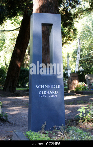 Lapide moderna di Gerhard Schneider 1929-2006, cimitero Melaten, Koln, Renania settentrionale-Vestfalia, Germania Foto Stock