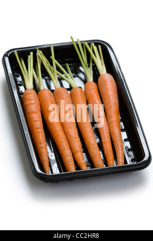 Le carote raccolte in una plastica nera il vassoio per alimenti Foto Stock