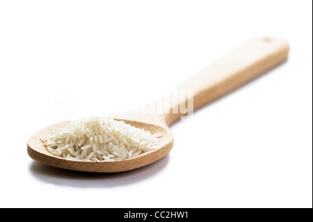 Non cotti riso basmati su un cucchiaio di legno Foto Stock