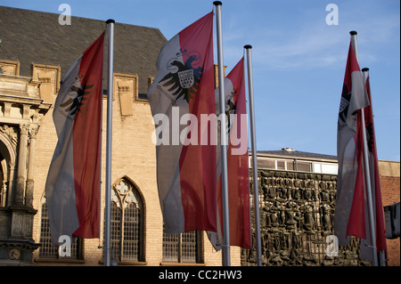 Norme, bandiere della città di Colonia al di fuori del gotico Rathaus, Municipio Koln, Renania settentrionale-Vestfalia, Germania Foto Stock