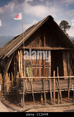 India, Arunachal Pradesh, Old Ziro casa di villaggio su palafitte costruiti con materiali naturali Foto Stock