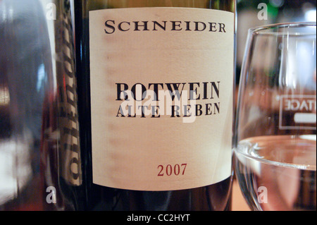 Una bottiglia di Schneider Rotwein Alte Reben, vino rosso con un wineglass, ristorante Vintage, Koln, Renania settentrionale-Vestfalia, Germania Foto Stock