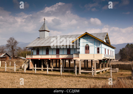 India, Arunachal Pradesh, il vecchio villaggio di Ziro nuova chiesa cristiana costruita su palafitte sul bordo del villaggio Foto Stock
