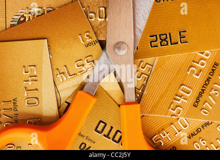 Forbici sulla pila di carte di credito, studio shot Foto Stock