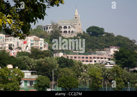 Penha Chiesa - una cappella cattolica su Penha Hill e campi da tennis dalla Avenida da Republica Macau Foto Stock