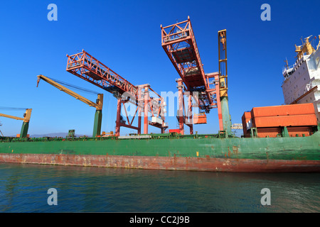 La gru è carico di una nave portacontainer nel porto di Genova, Italia Foto Stock