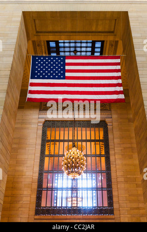 Stati Uniti d'America, New York City, la Grand Central station interno con noi bandiera Foto Stock