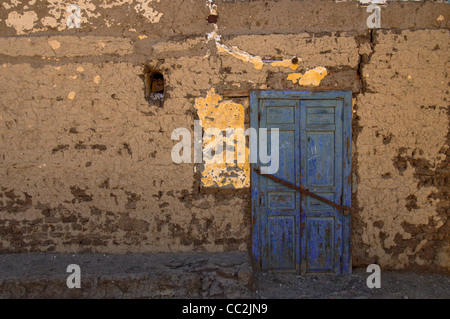 Una porta blu nella città di Luxor in Egitto. Foto Stock