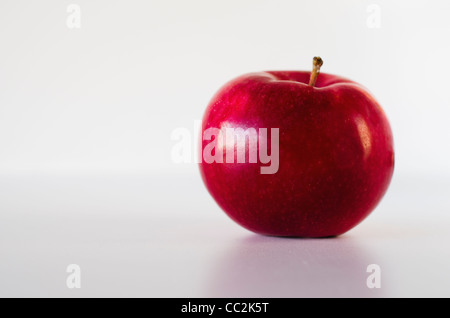 Apple rosso su sfondo bianco Foto Stock
