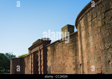 Stati Uniti d'America, nello Stato di New York, New York City, vista del castello di Clinton con grattacieli sullo sfondo Foto Stock