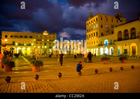 Plaza Vieja, Avana di notte Foto Stock