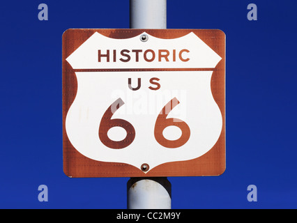 Marrone e bianco ci storica Route 66 segno con cielo blu sullo sfondo Foto Stock