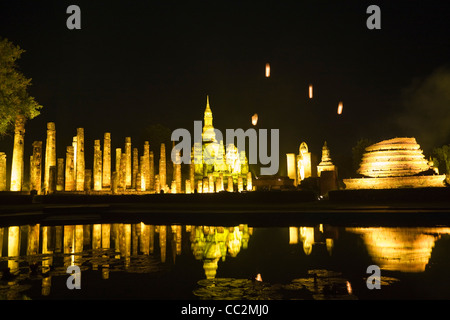 Wat Mahatat in The Sukhothai Historical Park accesa durante il festival di Loi krathong. Sukhothai, Sukhothai, Thailandia Foto Stock