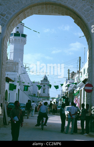 Scene di strada, i mercati, le piazze e la vita nella capitale Tripoli durante l'epoca di Gheddafi. Foto Stock