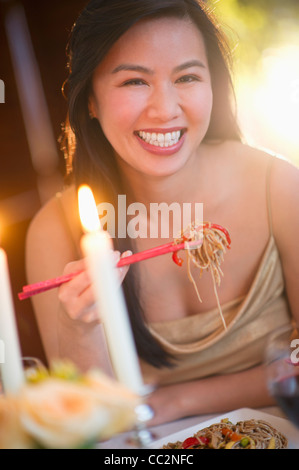 Stati Uniti d'America, New Jersey, Jersey City, Donna godendo di fine pasto in ristorante Foto Stock