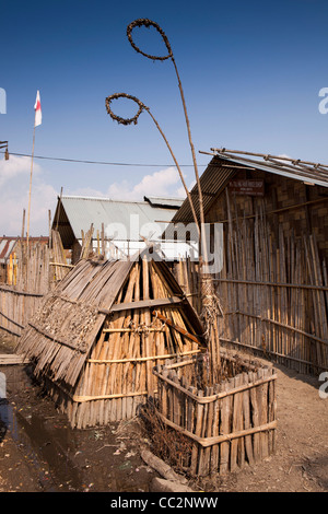 India, Arunachal Pradesh, Ziro Valle, Hari Village, piccolo Nago Donya Polo di religione animista tempio Foto Stock