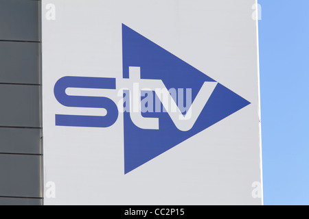 L'insegna STV fuori dagli studi su Pacific Quay, Glasgow, Scozia, Regno Unito Foto Stock