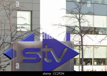 L'insegna STV fuori dagli studi su Pacific Quay, Glasgow, Scozia, Regno Unito Foto Stock