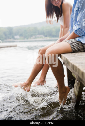 Stati Uniti d'America, New York, valle di Putnam, ruggente torrente Lago, Close up del giovane seduto sul molo sul lago di garda Foto Stock