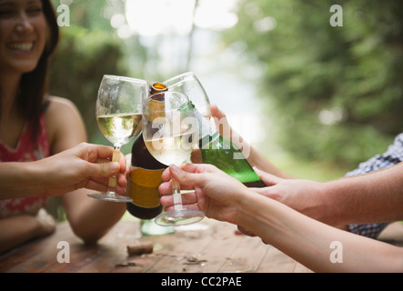 Stati Uniti d'America, New York, valle di Putnam, ruggente torrente Lago, amici fare toast Foto Stock