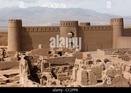 La adobe cittadella di Rayen, una piccola cittadina in lee di Mt. Hezar, nei pressi di Kerman in Iran è ben oltre mille anni. Foto Stock