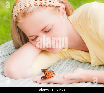 Stati Uniti d'America, New York New York City, Manhattan, Central Park, Donna azienda butterfly a portata di mano Foto Stock