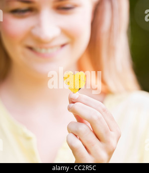 Stati Uniti d'America, New York New York City, Manhattan, Central Park, vicino la donna tenendo a forma di cuore ad anta Foto Stock