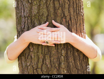 Stati Uniti d'America, New York New York City, Manhattan, Central Park, Close up della donna e delle sue mani abbracciando tree Foto Stock