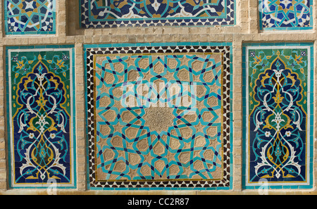 Un close-up che mostra alcuni dei bellissimi mosaici al magnifico Jameh (Venerdì) moschea a Yazd, Iran. Foto Stock